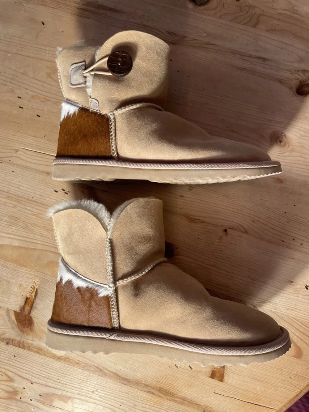 UGG Rare Cowhide Calf Hair Mini Bailey Button Shearling Boots Chestnut